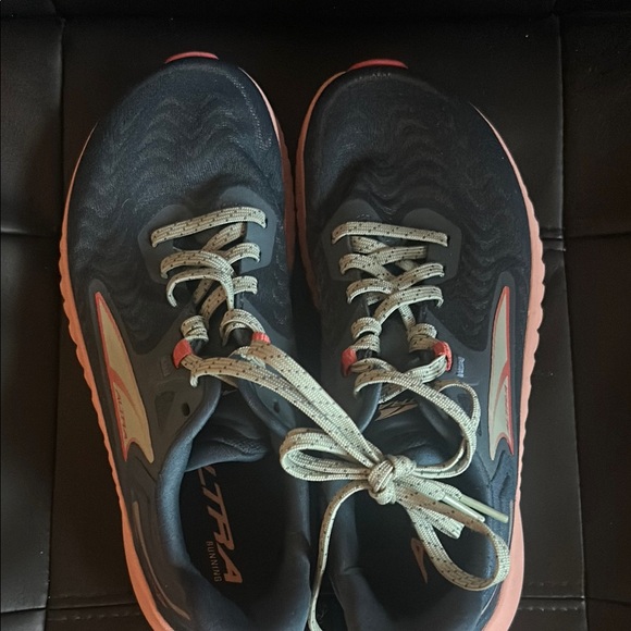 Altra Women's Torin 7 Shoes - Dark Blue and Coral size 7 in good condition - Picture 4 of 5